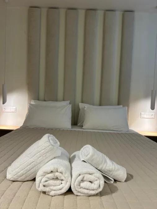 Bed, Bedroom, towels