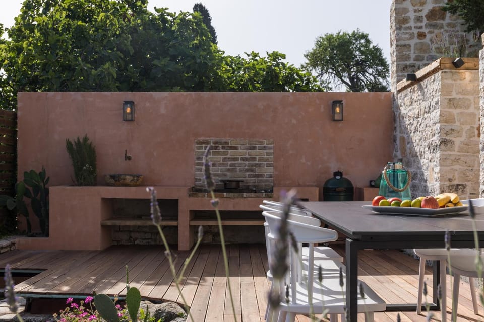Patio, Day, BBQ facilities, Dining area