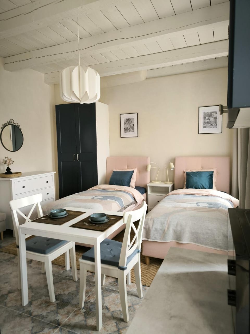 Bed, Dining area, Bedroom, wardrobe