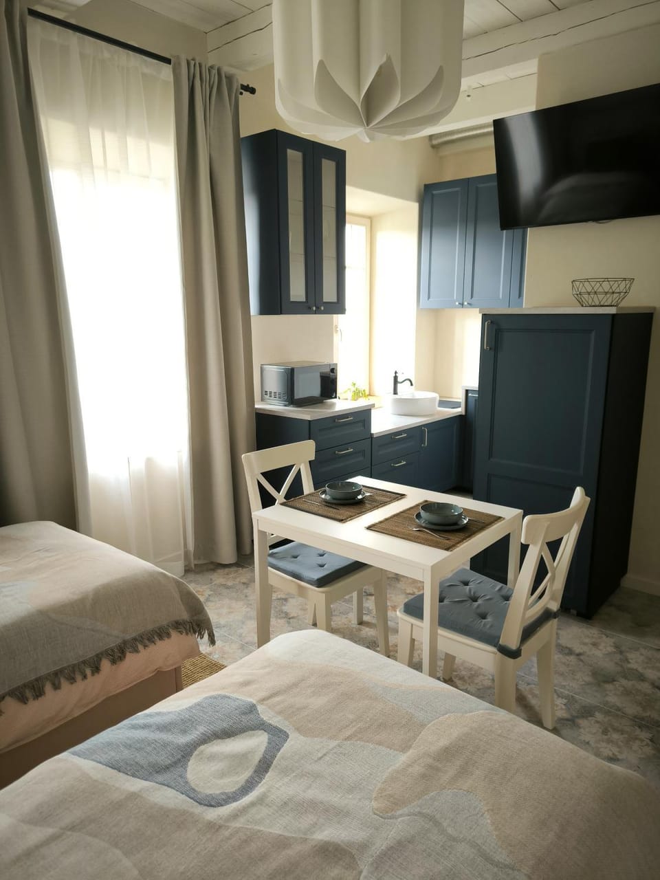 Bed, TV and multimedia, Kitchen or kitchenette, Photo of the whole room, Dining area, Bedroom