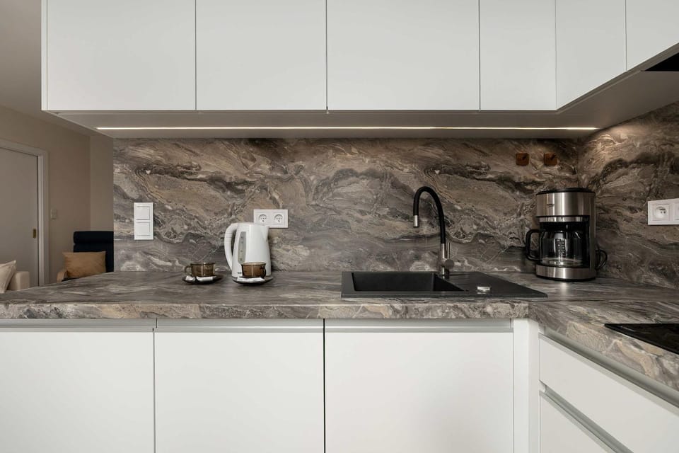 Coffee/tea facilities, Kitchen or kitchenette, stove
