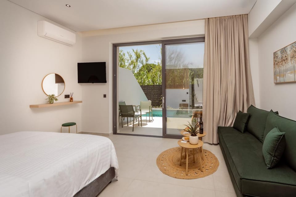 Bed, TV and multimedia, View (from property/room), Balcony/Terrace, Living room, Photo of the whole room, Seating area, Evening entertainment, Bedroom, Swimming pool