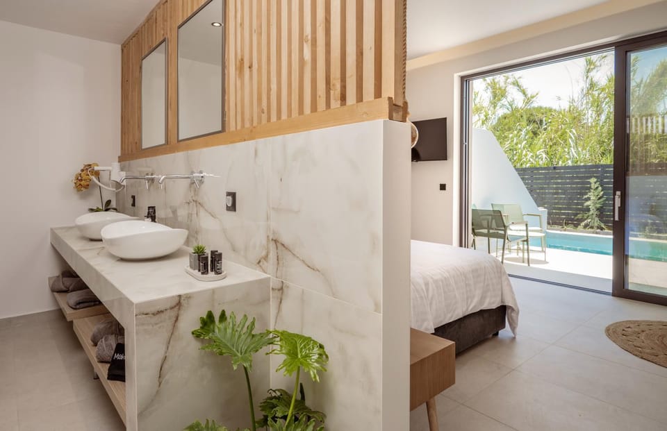 Bed, Bathroom, Photo of the whole room, Bedroom, Pool view, Swimming pool, Bath, towels