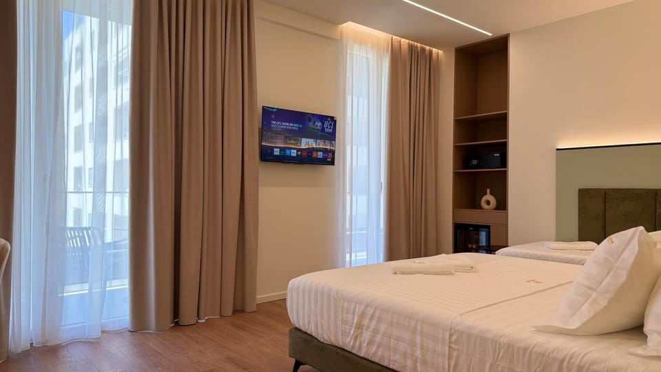 Bed, TV and multimedia, Bedroom