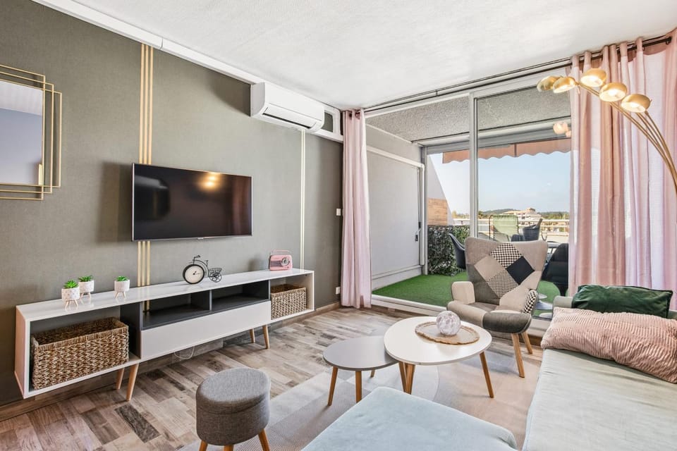 TV and multimedia, Living room, Seating area, air conditioner