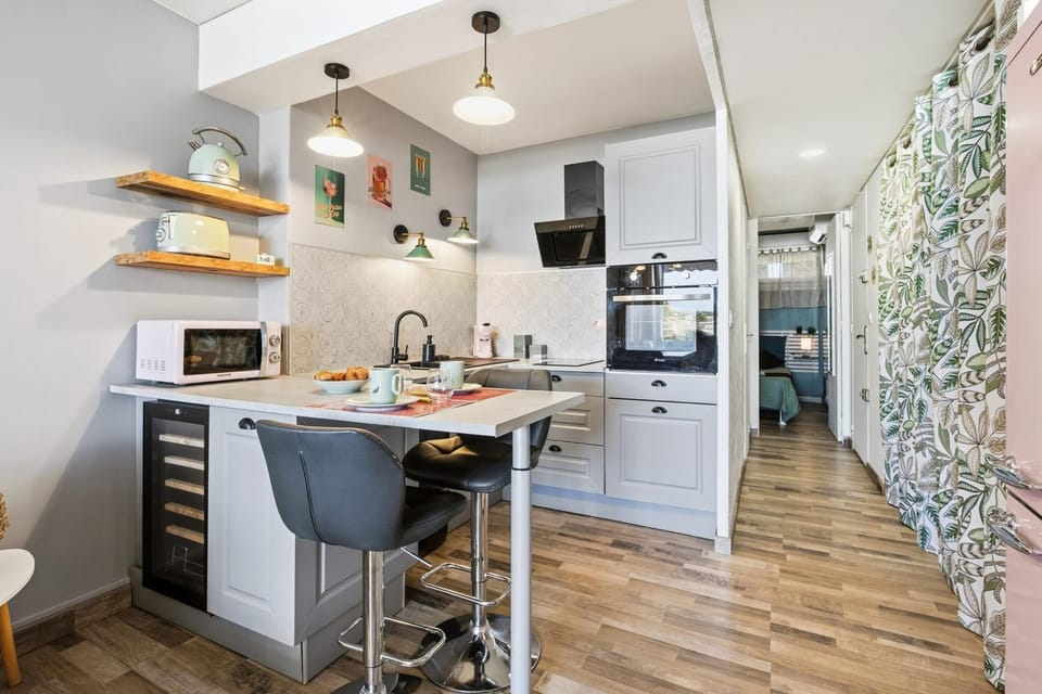 Kitchen or kitchenette, Dining area, dishwasher, minibar, oven, pet friendly, stove, toaster