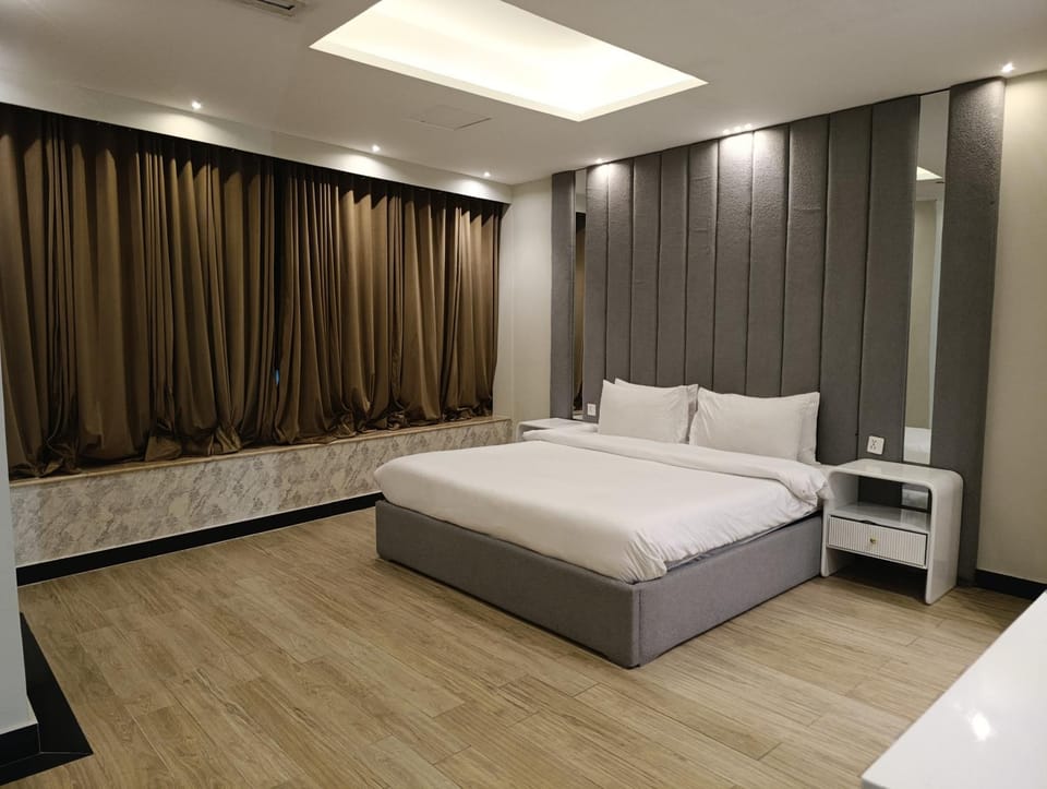 Bed, Living room, Photo of the whole room, Seating area, Bedroom, internet, air conditioner