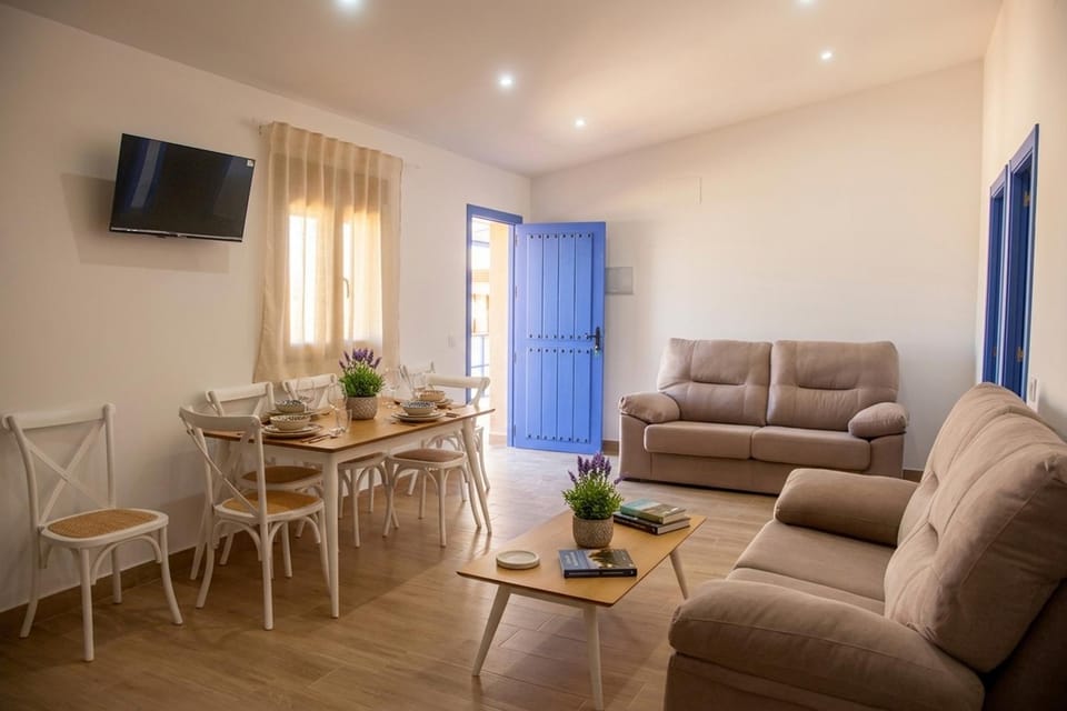 Communal lounge/ TV room, TV and multimedia, Kitchen or kitchenette, Living room, Seating area, Dining area, Inner courtyard view, stove, air conditioner