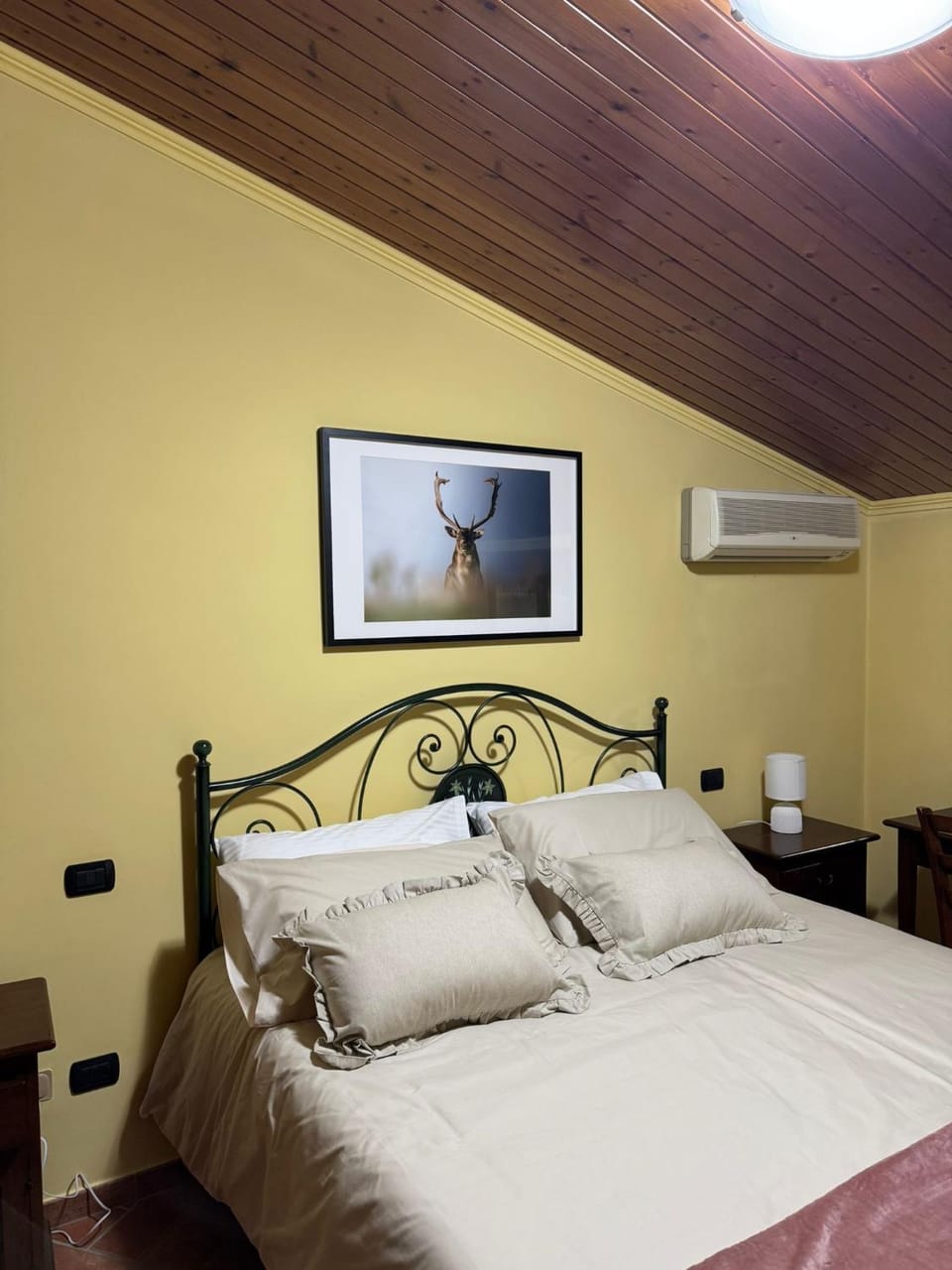 Bed, Photo of the whole room, Bedroom, air conditioner
