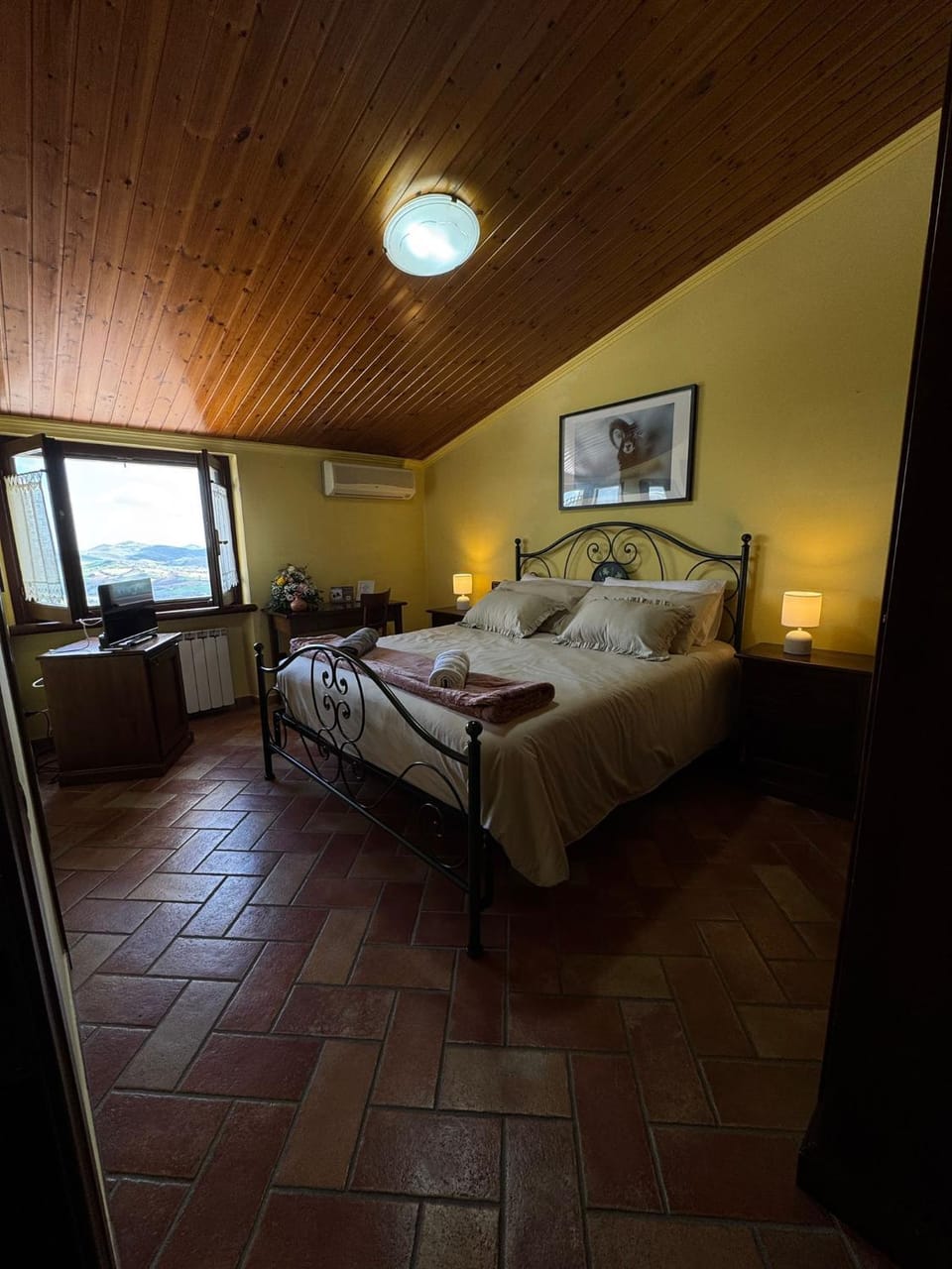 Bed, TV and multimedia, Photo of the whole room, Bedroom, towels