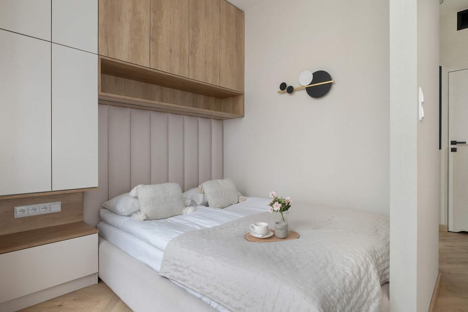 Bed, Photo of the whole room, towels, wardrobe
