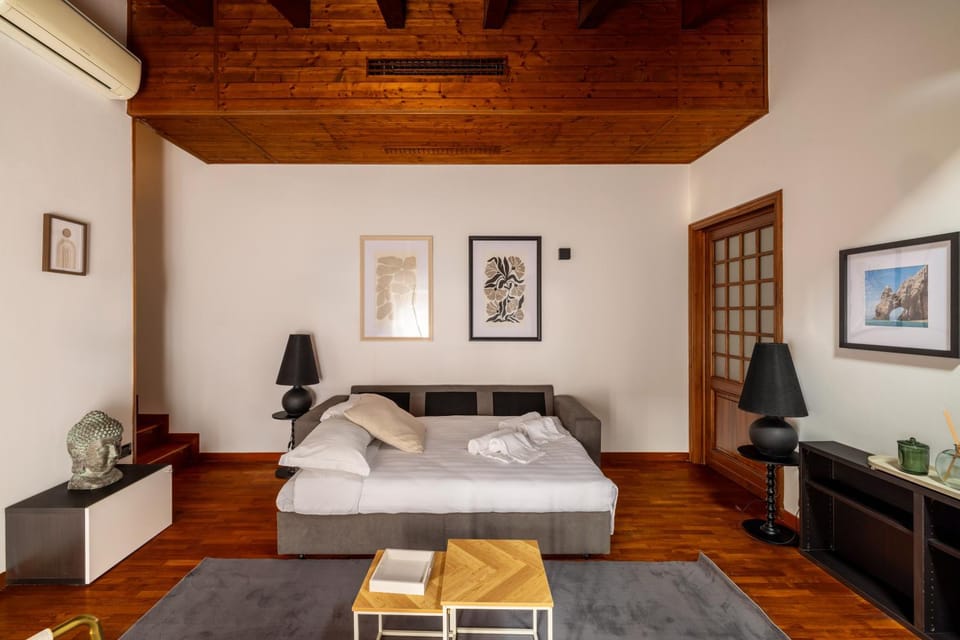 Bed, Living room