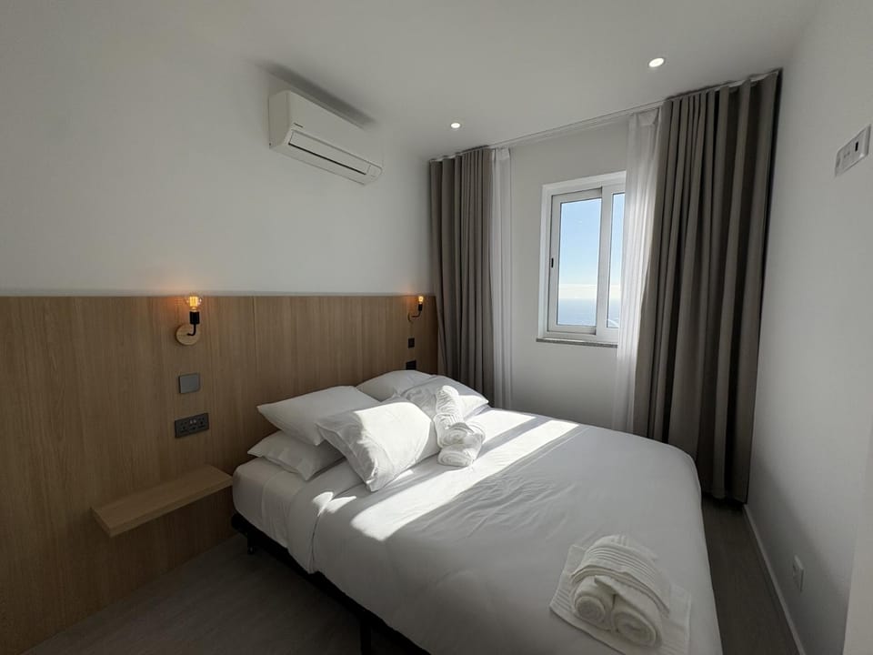 Bed, Bedroom, air conditioner
