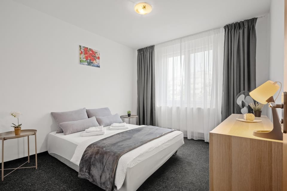 Bed, Photo of the whole room, Bedroom, towels