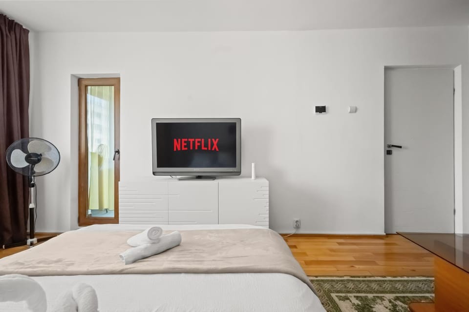 Bed, TV and multimedia, Photo of the whole room, Bedroom, towels
