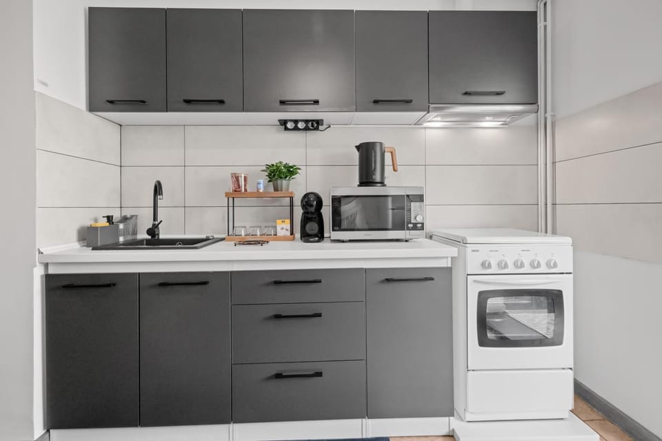 Coffee/tea facilities, microwave, oven, stove, toaster, kitchen, air conditioner