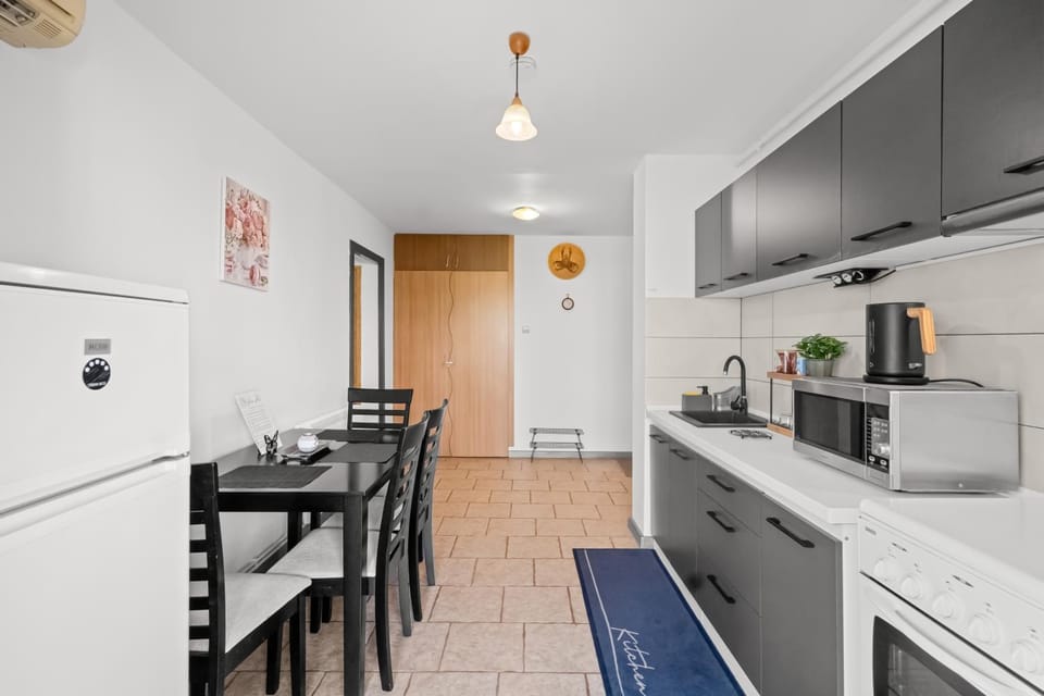 Coffee/tea facilities, Dining area, microwave, oven, stove, toaster, kitchen