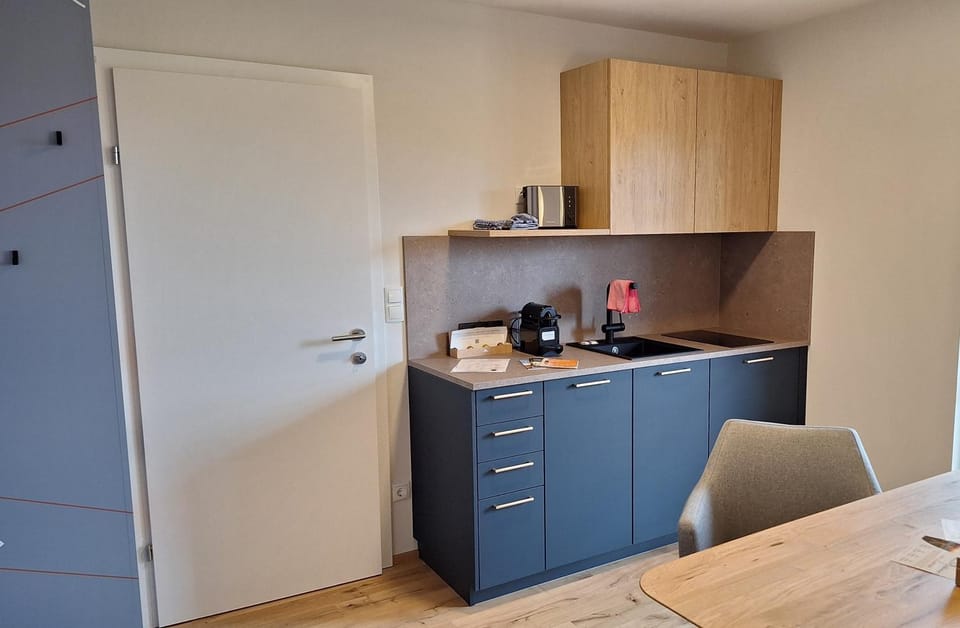 Coffee/tea facilities, Kitchen or kitchenette, stove