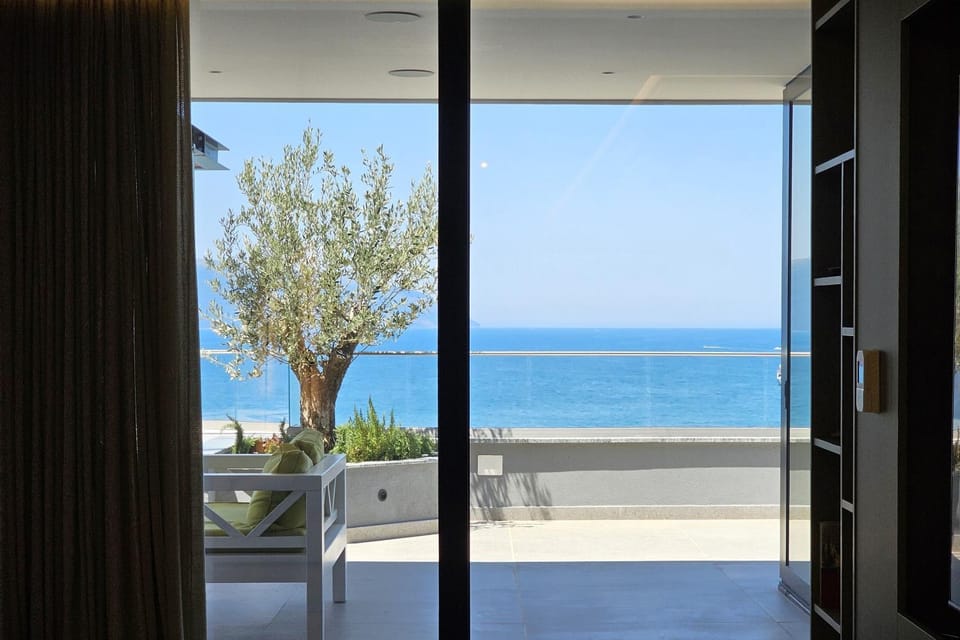 View (from property/room), Balcony/Terrace, Decorative detail, Sea view