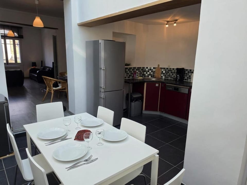 Kitchen or kitchenette, Dining area