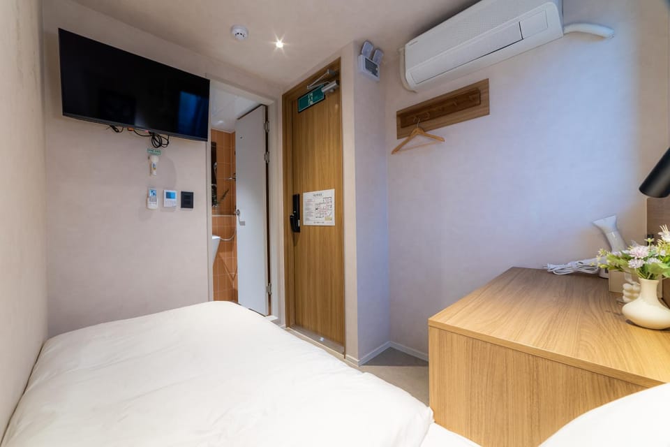 Bedroom, towels, air conditioner