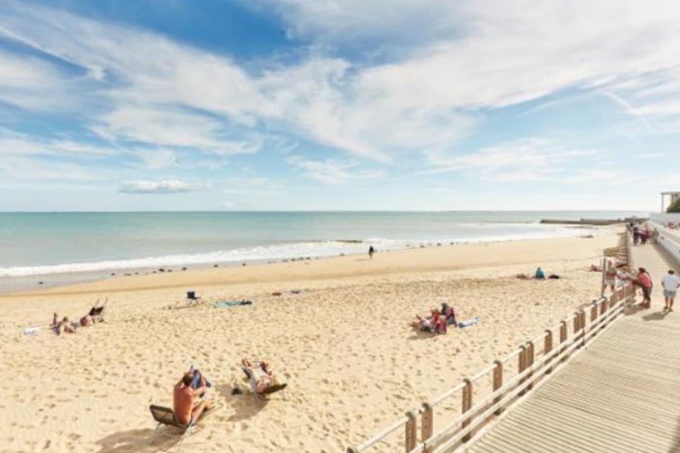 Large 200m Beach House for 14 Guests House in La Tranche-sur-Mer