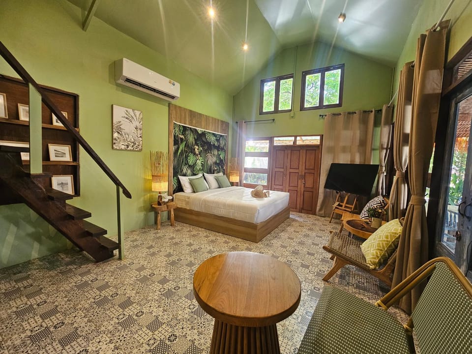 Three Hen Lakeside House in Phuket