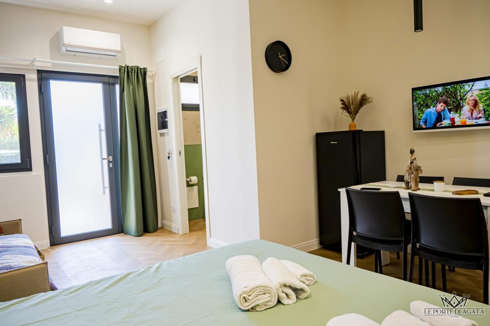 Bed, TV and multimedia, Photo of the whole room, Dining area, Bedroom, towels, air conditioner