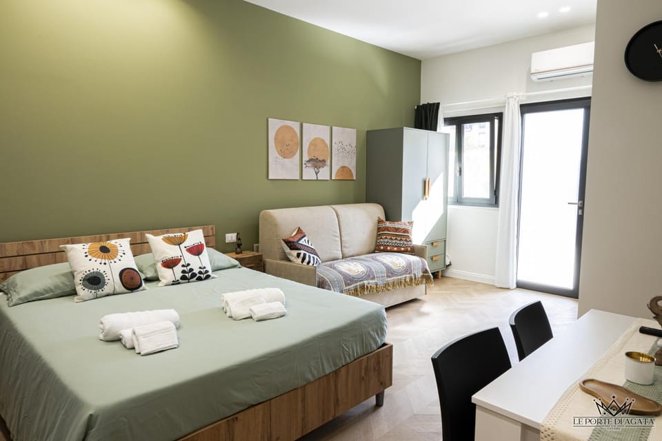 Bed, Living room, Photo of the whole room, Seating area, Bedroom, towels
