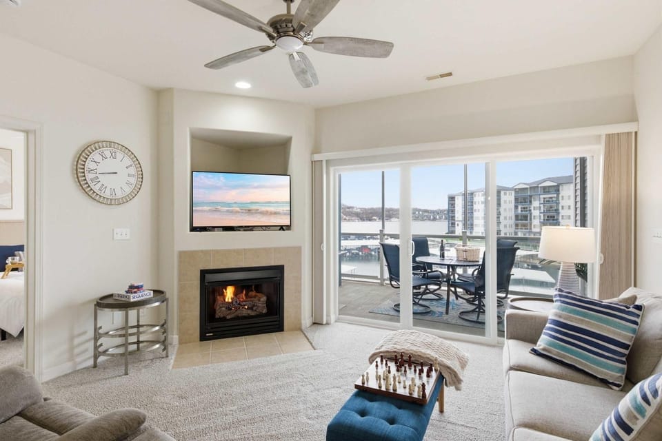 2B 2B Lake View Pool Hot Tub Apartment in Lake of the Ozarks