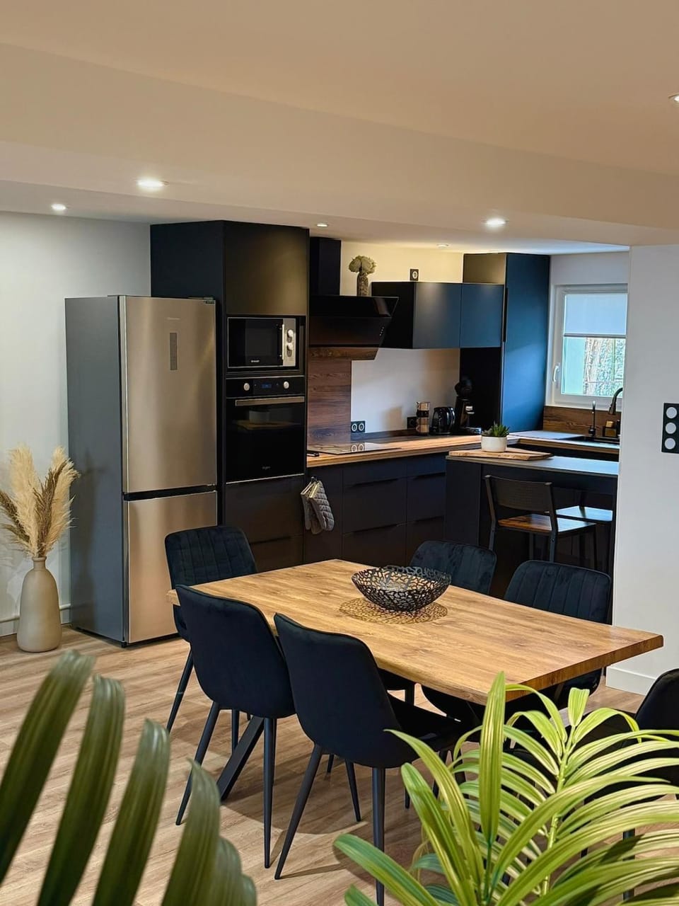 Kitchen or kitchenette, Dining area