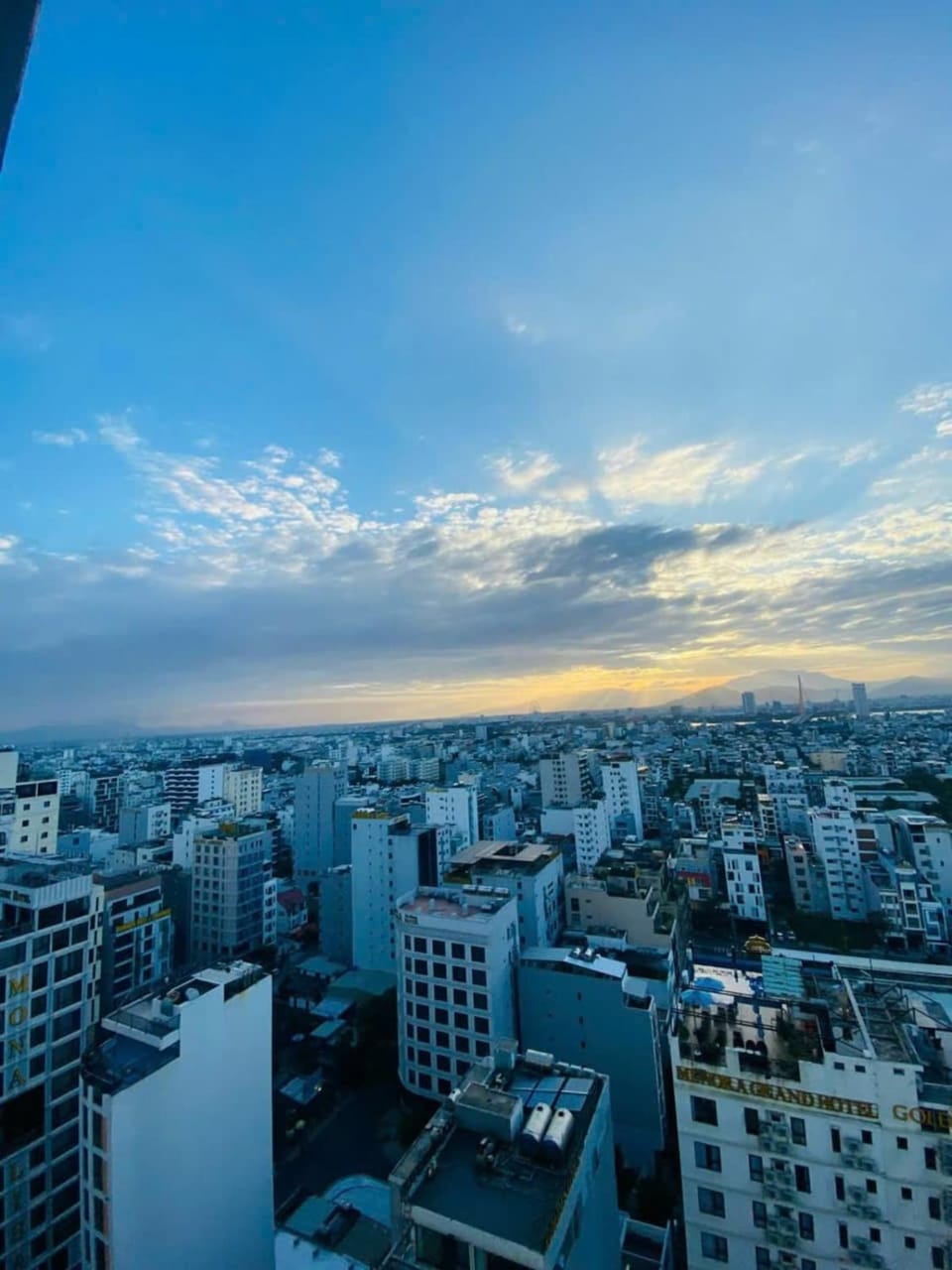 1 Luxury BR with 2 queen beds & Workstation - 1 min walk to My Khe Beach Apartment in Da Nang