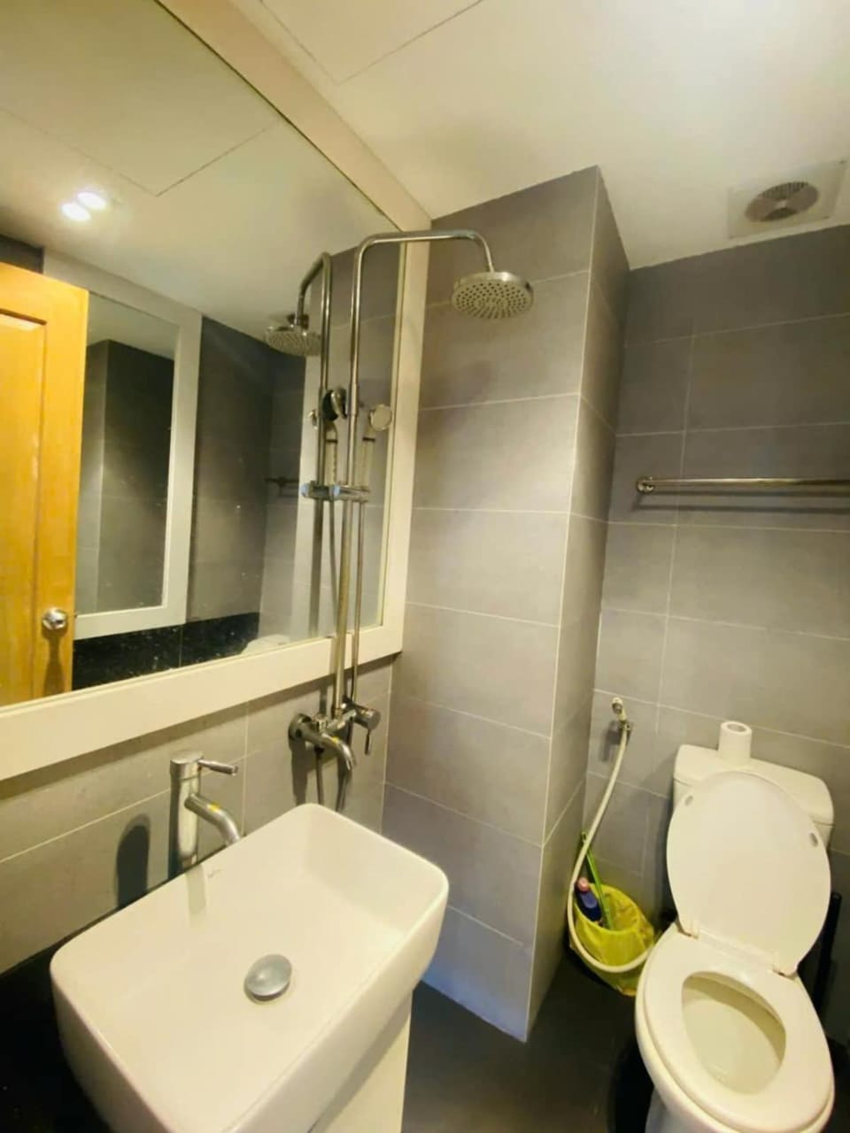 1 Luxury BR with 2 queen beds & Workstation - 1 min walk to My Khe Beach Apartment in Da Nang