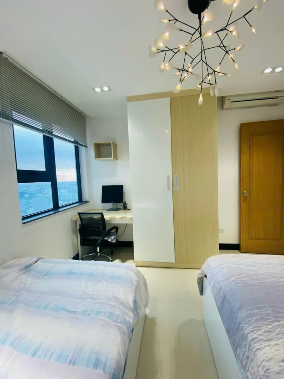 1 Luxury BR with 2 queen beds & Workstation - 1 min walk to My Khe Beach Apartment in Da Nang