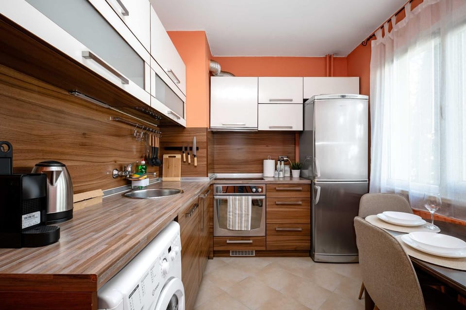Coffee/tea facilities, Kitchen or kitchenette, Dining area, oven
