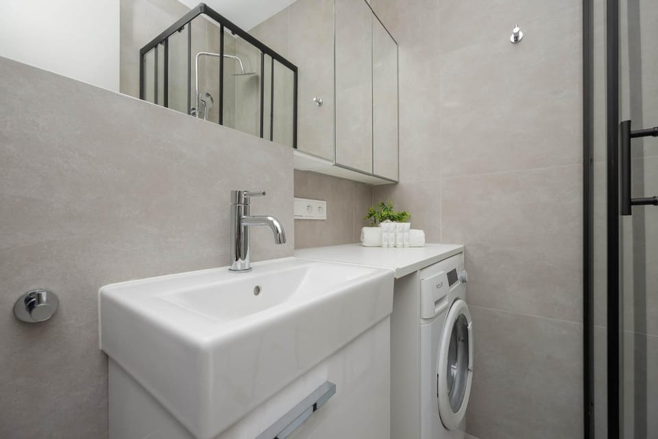 Bathroom, towels, washing machine