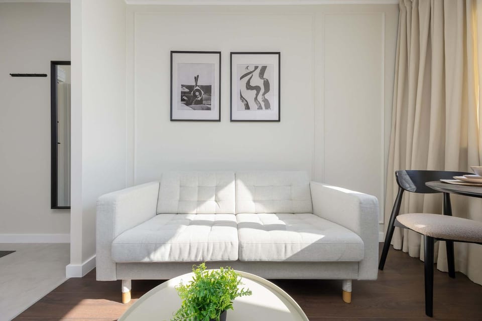 Photo of the whole room, Seating area