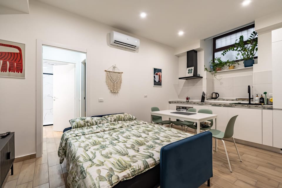 Bed, TV and multimedia, Kitchen or kitchenette, Living room, Seating area, Dining area, oven, stove, air conditioner