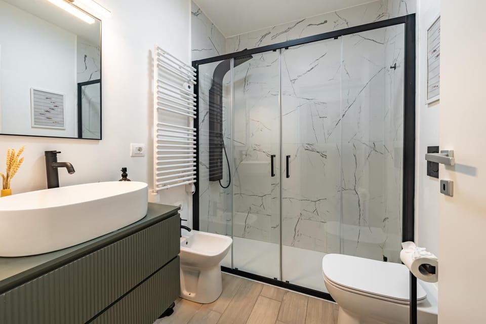 Shower, Toilet, Bathroom, towels