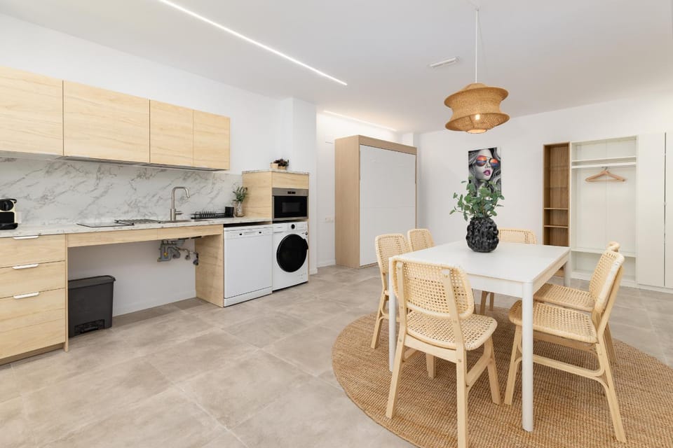 Kitchen or kitchenette, dishwasher, oven, washing machine
