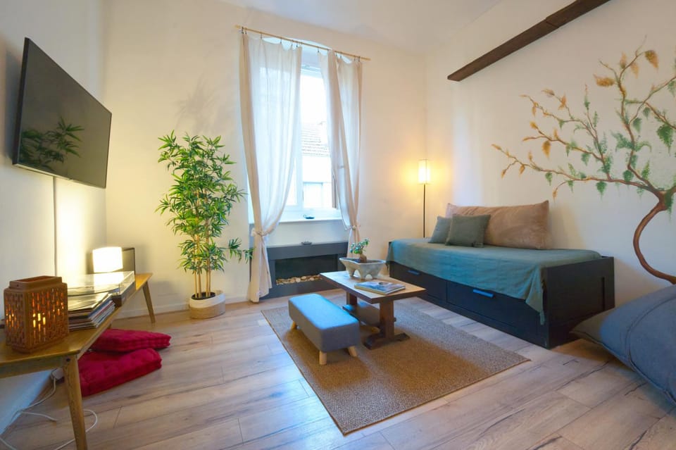 TV and multimedia, Living room, Decorative detail, Seating area