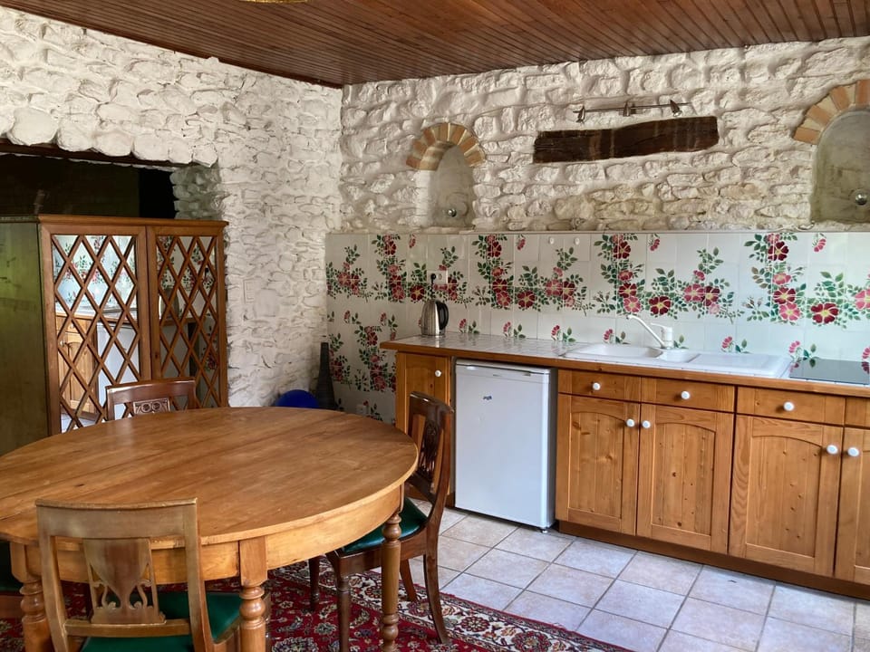 Kitchen or kitchenette, Dining area
