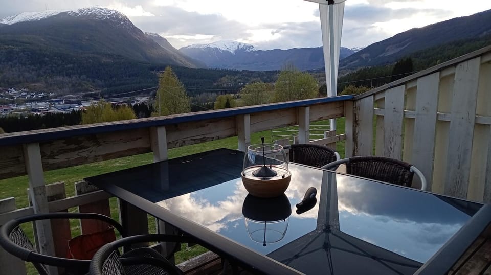Patio, View (from property/room), Balcony/Terrace, Dining area, Mountain view