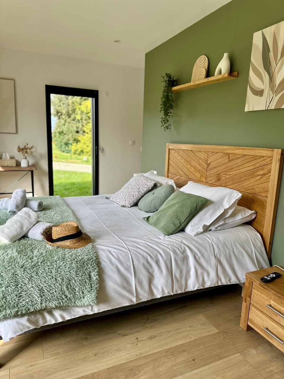 Photo of the whole room, Bedroom
