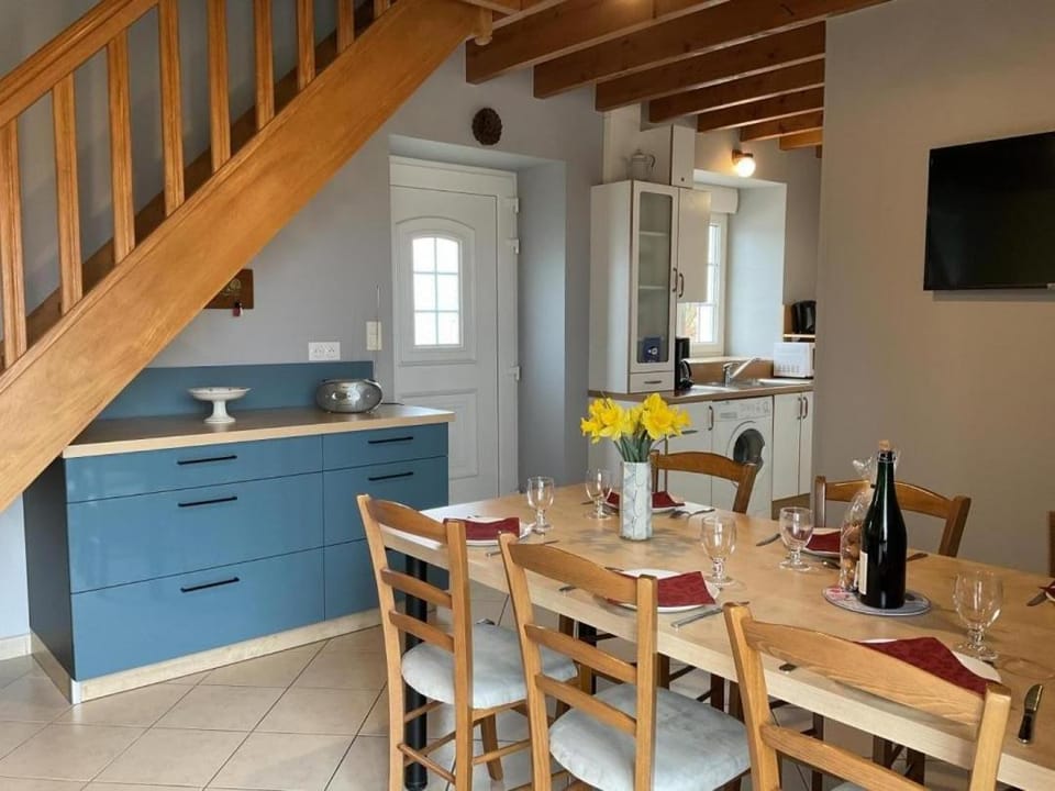 Kitchen or kitchenette, Dining area