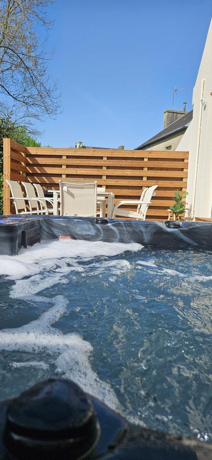 Gîte 3 étoiles Jacuzzi Terrasses 4min de la plage House in Cléder