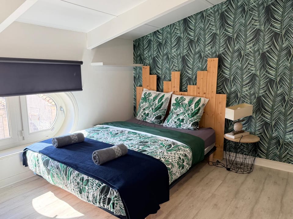 Bed, Photo of the whole room, Bedroom, towels