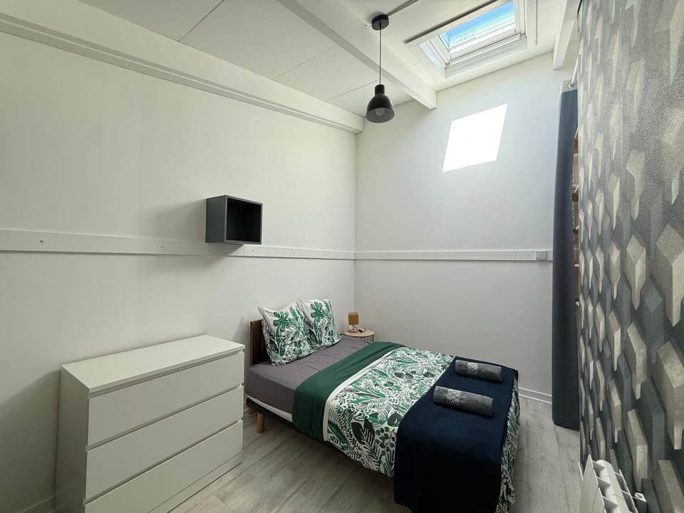 Bed, Photo of the whole room, Bedroom, towels