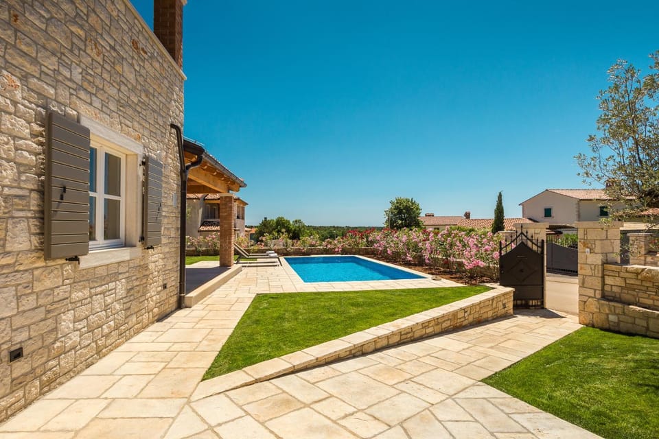 Swimming pool, acessibility