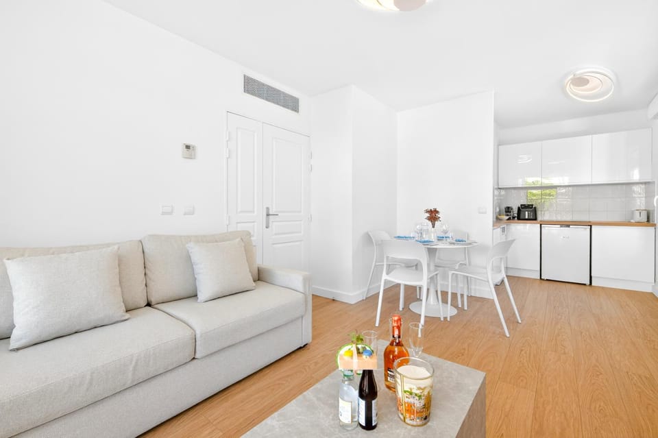 Communal lounge/ TV room, Living room, Seating area, Dining area
